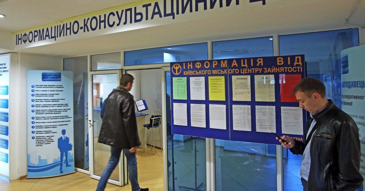 У службі зайнятості розповіли, випускники яких спеціальностей найчастіше шукають роботу