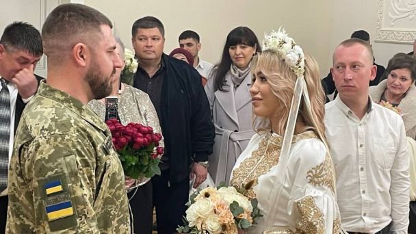 Український захисник приїхав із передової на весілля / © Суспільне