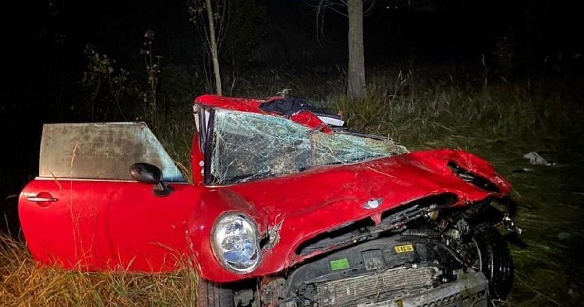 Не справился с управлением, въехал в бордюр и вылетел в кювет: в Киеве погиб 24-летний водитель Mini Cooper (фото)