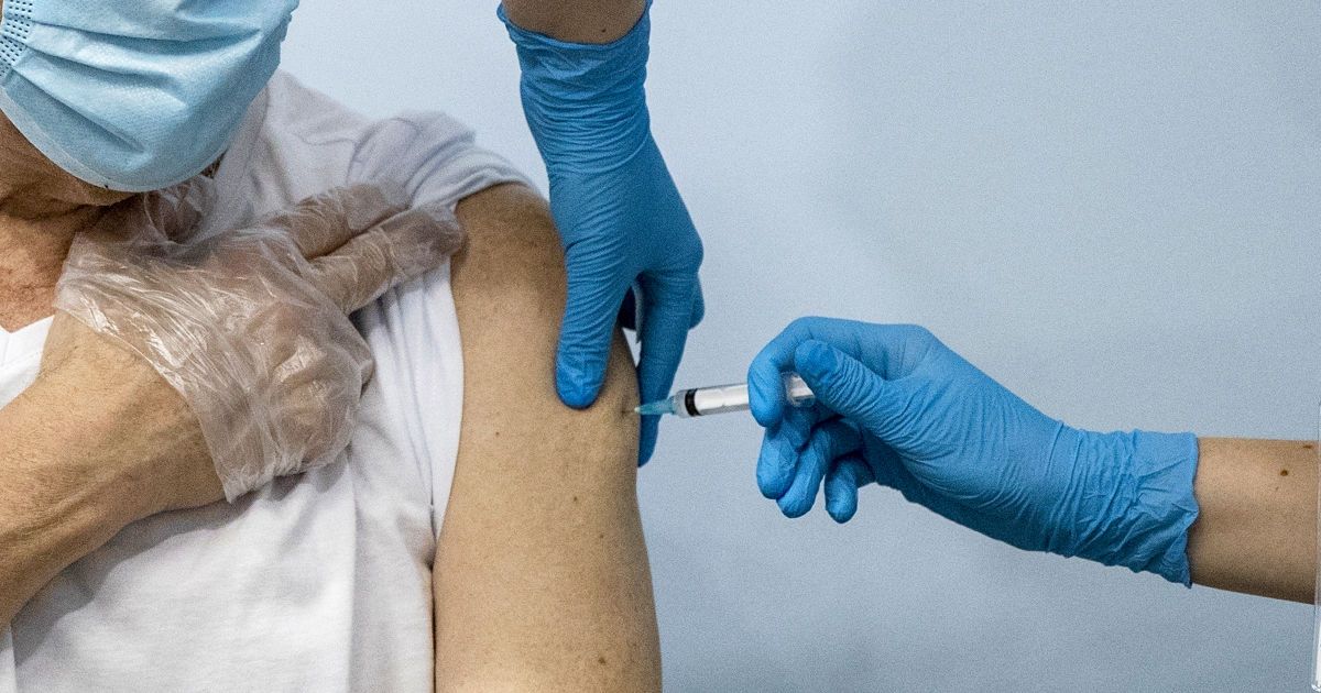 У Колумбії чоловік отримав сім щеплень від COVID: що з ним сталося