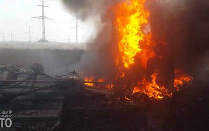 Силовики показали видео горящей гражданской техники, подорвавшейся на мине на Донетчине