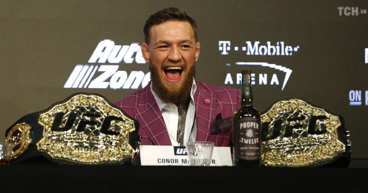 Макгрегор принес виски на пресс-конференцию и налил стакан Хабибу