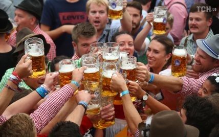 С хорошим настроением и подземным пивопроводом: в Германии открылся Октоберфест