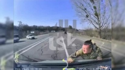На Волині водій на капоті авто провіз військового ТЦК