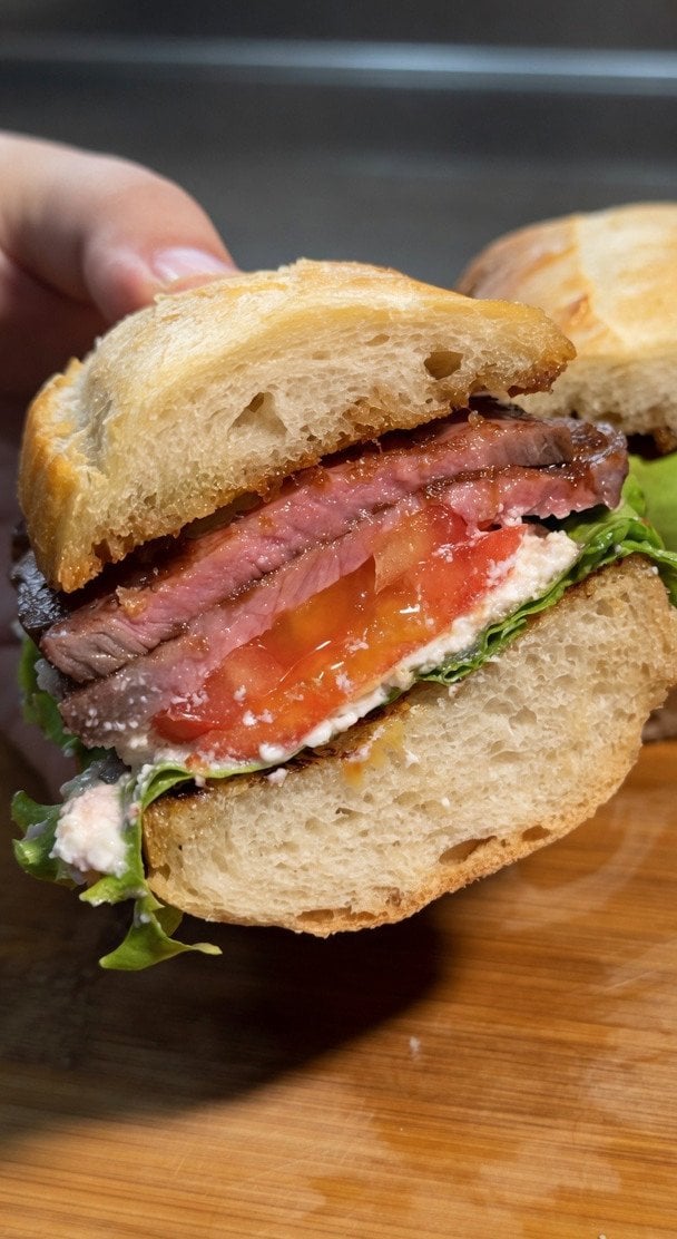 Сэндвич с ростбифом, рикоттой и луковым соусом instagram.com/mitamo.kitchen / © Instagram
