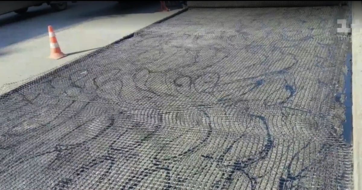 В Днепре дороги покрывают асфальтом с сеткой