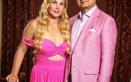 Камалія у грайливій рожевій сукні з пікантним декольте привітала чоловіка з 65-річчям