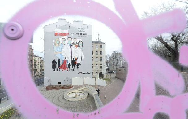 Варшава, Польша. Мурал, посвященный медикам, с надписью "Не все герои носят плащи" / © Associated Press