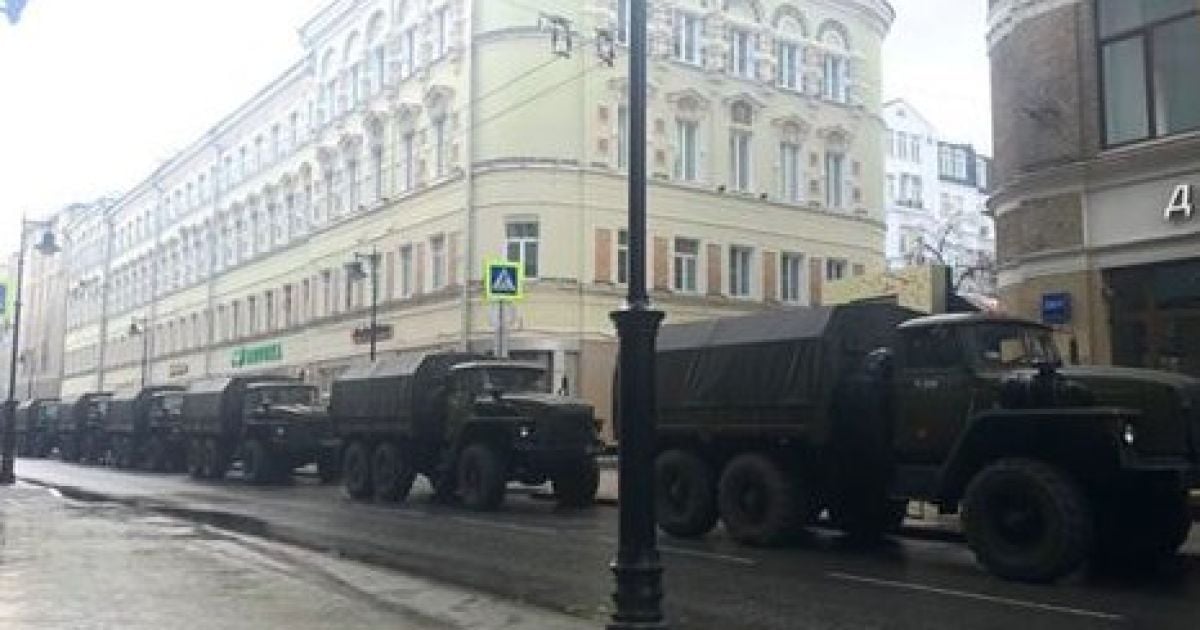 Военные грузовики на улице Мясницкой в Москве