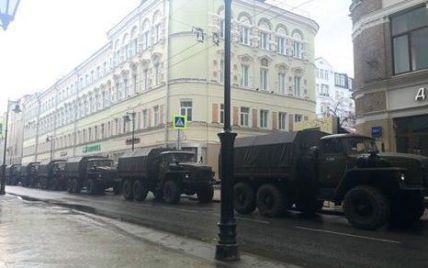 Годовщина убийства Немцова: первые аресты и военные грузовики