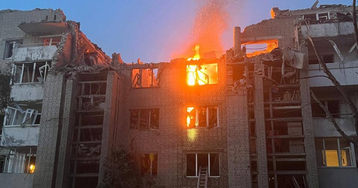 Пожежа в будинку у Львові після ракетної атаки