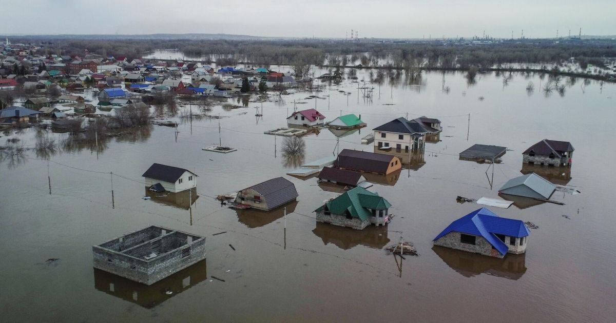 У російському Орську – потоп через прорив дамби. Місто йде під воду