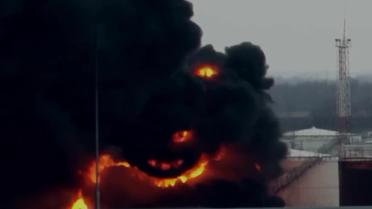 В российском Энгельсе уже третьи сутки пылает нефтебаза