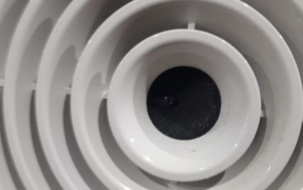 ГБР обнаружило скрытые камеры в вентиляции раздевалок спортклуба "5 элемент", который связывают с Порошенко