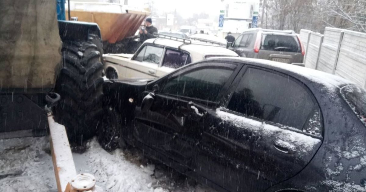 На Харківщині трактор комунальників протаранив службове авто поліції і ще сім легковиків