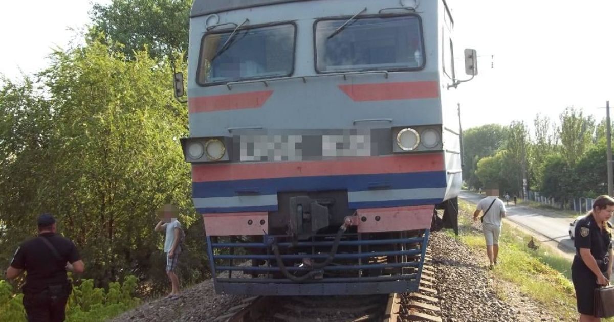 Лег на рельсы: в Одесской области электричка раздавила мужчину