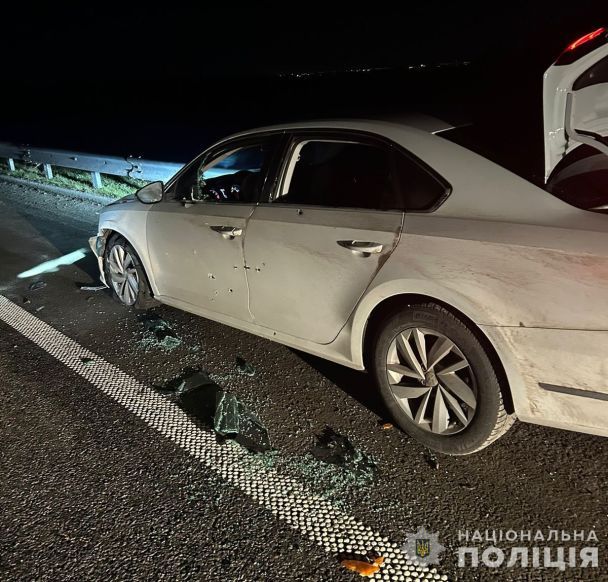 Розстріляна автівка на Дніпропетровщині / © www.facebook.com/Поліція Дніпропетровської області
