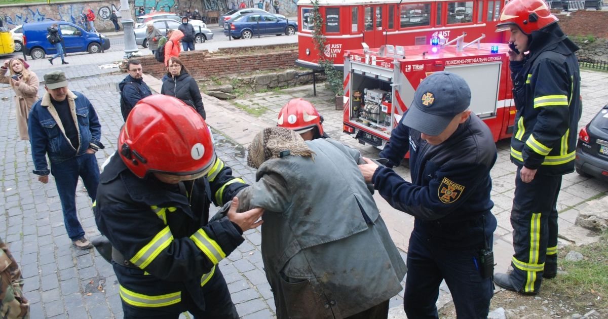 У центрі Львова жінка впала в яму