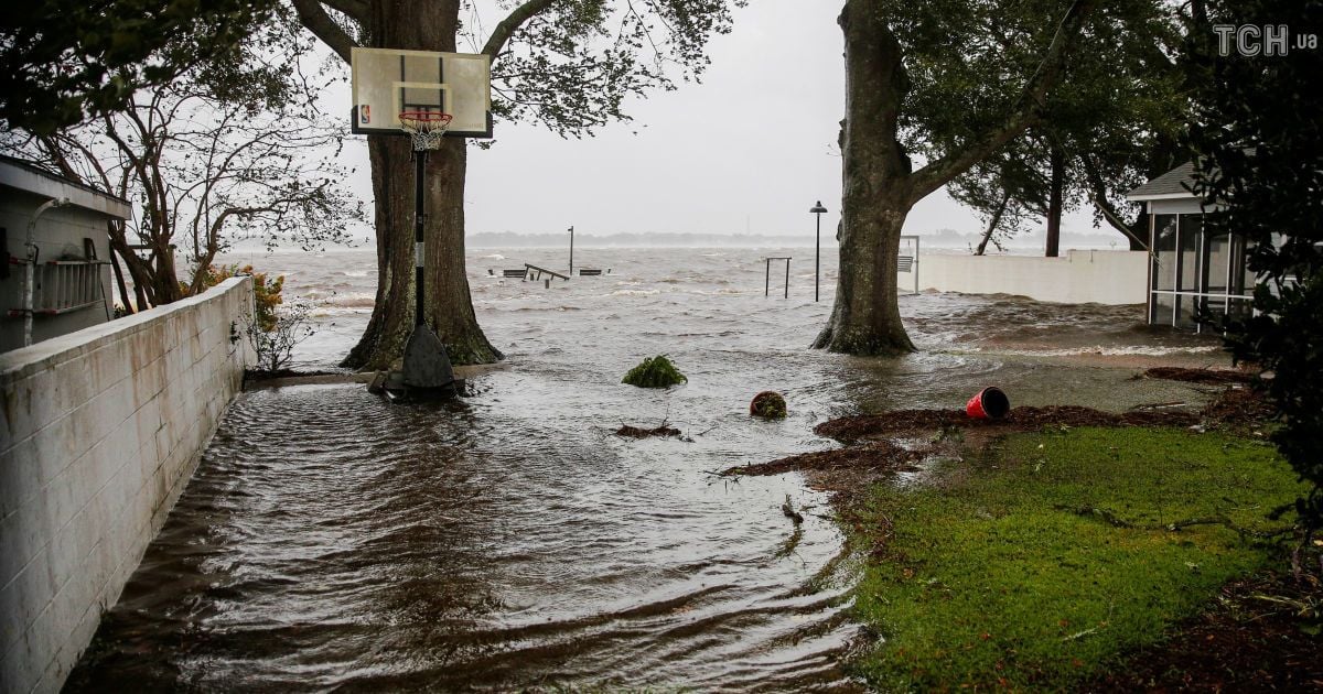 Атака шторму "Флоренс" на США та вибухи в Массачусетсі. П’ять новин, які ви могли проспати