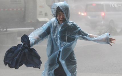 Отмененные рейсы и сотни пострадавших: мощный тайфун атаковал Гонконг