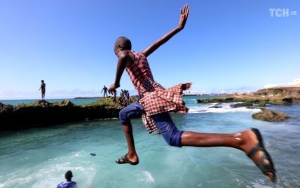 Буденне життя у Сомалі: рибалки носять рибу на плечах, а діти купаються в океані одягненими