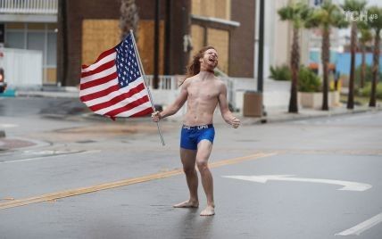 З прапором і в спідньому: американець босоніж вирушив назустріч урагану "Флоренс"