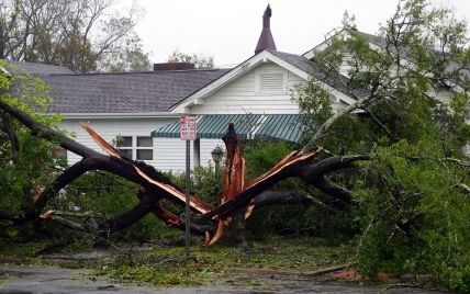 Потрощені авто, вивернуті дерева та вибиті шибки: у США лютує ураган "Флоренс"