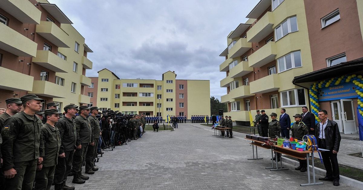 В Украине построят 100 общежитий для военнослужащих-контрактников - Полторак