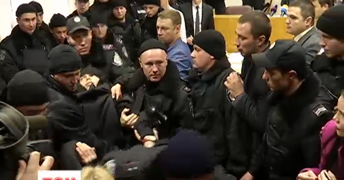 Из зала суда вынесли милиционера