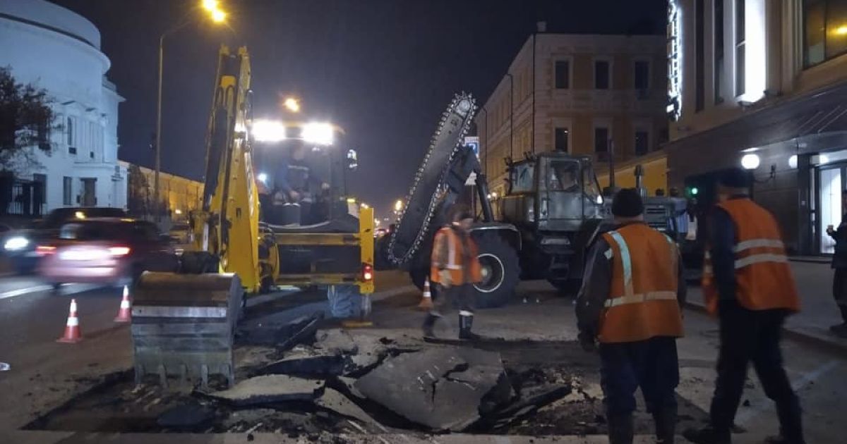 Пропасть в центре Киева: на Владимирской прорвало трубопровод