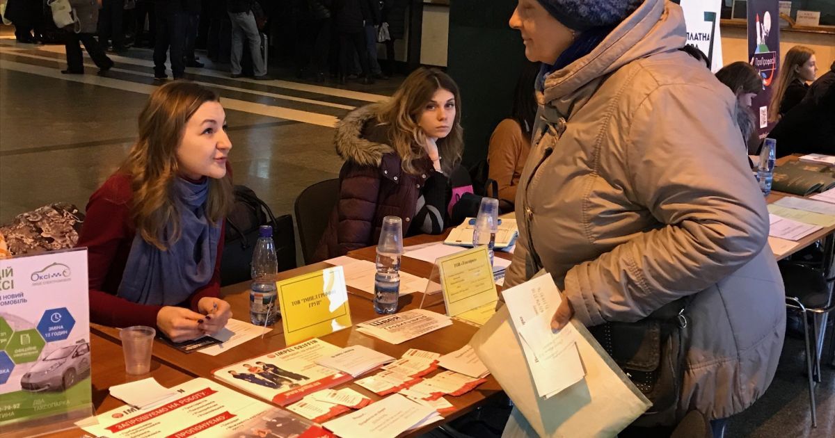 Служба занятости открыла крупнейшую в Украине ярмарку вакансий прямо на столичном вокзале