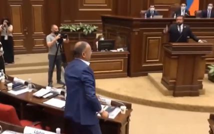 Справжні політичні баталії в парламенті Вірменії: народні депутати вдруге пішли врукопаш