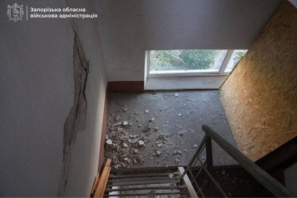 Армія РФ дроном атакувала одну з багатоповерхівок. / © Запорізька ОВА