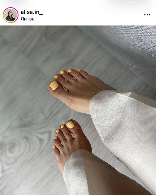 Масляно-жовтий педикюр / © Instagram