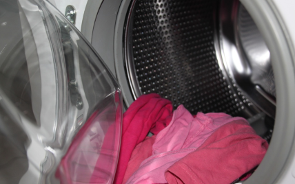 В Ровенской области 3-летний ребенок засунул руку во включенную стиральную машинку