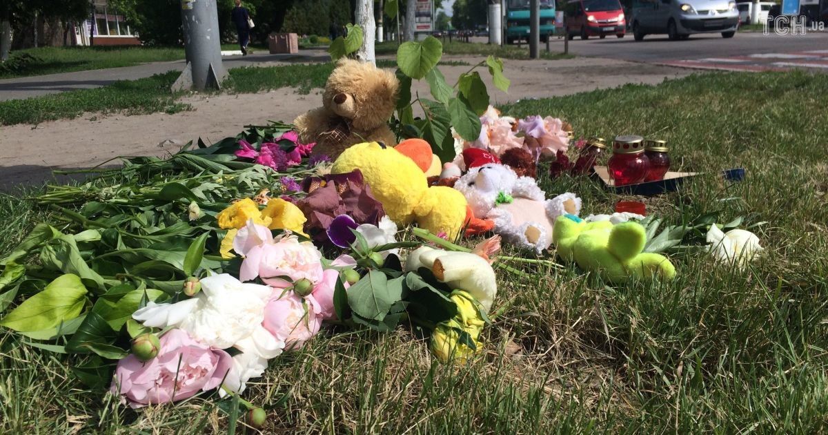На место ДТП в Борисполе, где погибла девочка, несут цветы и игрушки