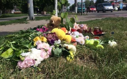 На место ДТП в Борисполе, где погибла девочка, несут цветы и игрушки