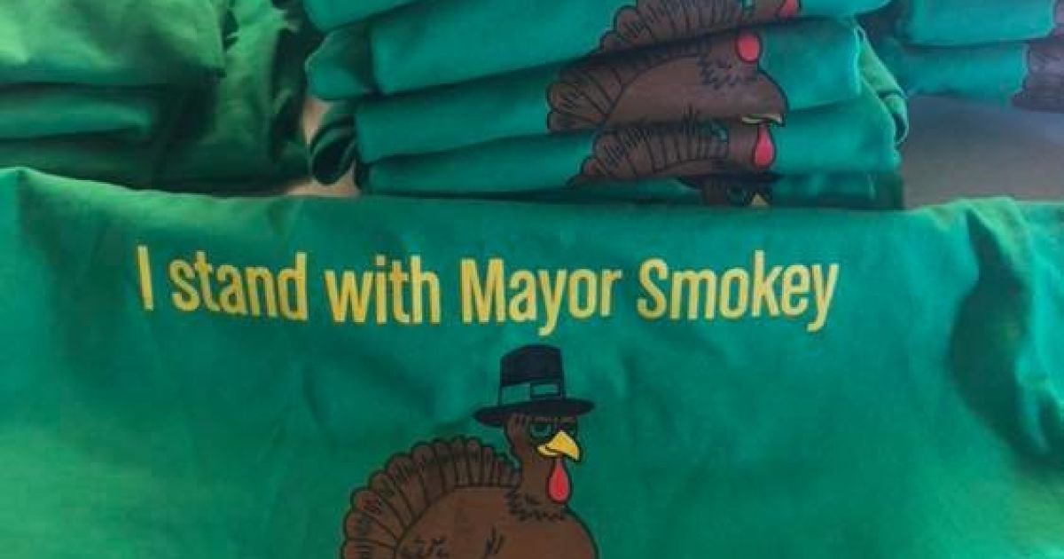 Футболки с надписью "Я поддерживаю мэра Смоуки". / © Facebook \ Smoked Turkey - Mayor of Ashwaubenon