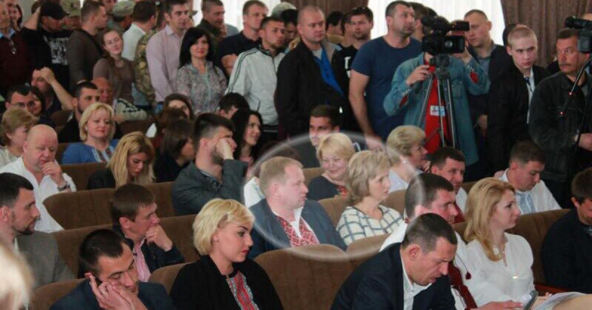 Мать Лободы впервые после скандала появилась на сессии горсовета и голосовала за земельные вопросы