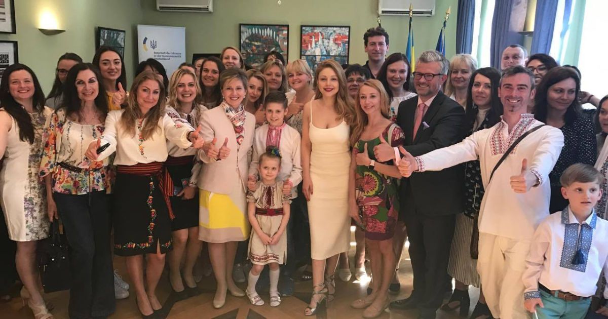 Тіна Кароль у вишуканій сукні відвідала посольство України в Німеччині