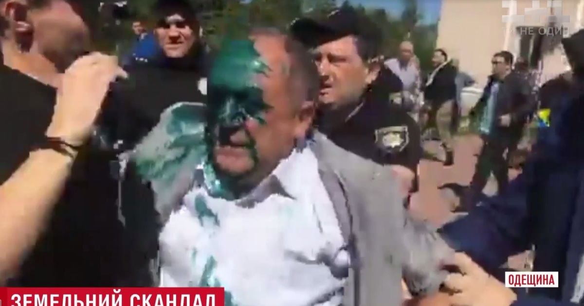 На Одещині чиновника облили зеленкою та пхали у смітник через землю для церкви