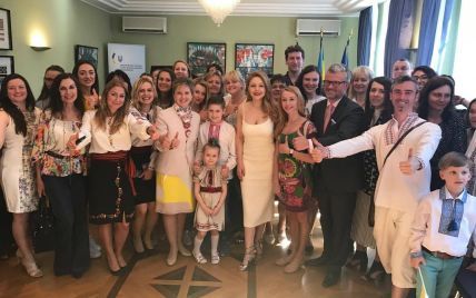 Тіна Кароль у вишуканій сукні відвідала посольство України в Німеччині