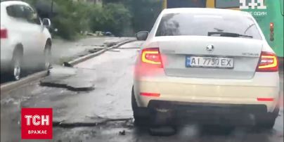 Повалені дерева та понищений асфальт: Київ затопило через сильну зливу