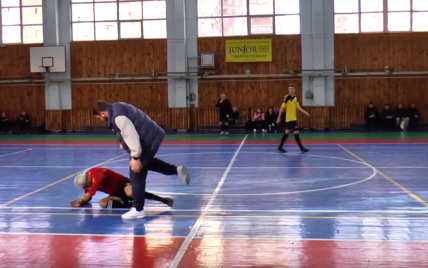 Тренер по футзалу нокаутировал арбитра во время матча в Харькове