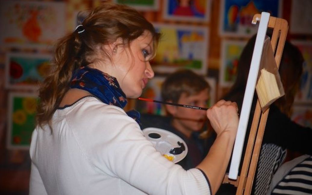 Близько 20 художників, які зголосилися допомогти дівчині-воїну, малювали картини на тему "Сонця Схід" / © ТСН.ua