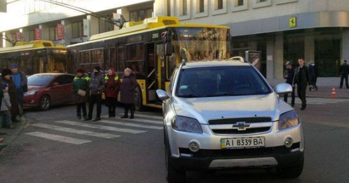 Припарковане посеред дороги авто спровокувало затор.