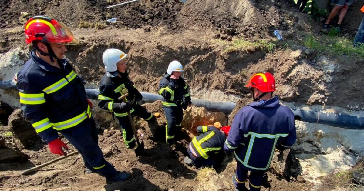 Засыпало землей: в Тернополе трагически погиб мужчина, еще один пострадал