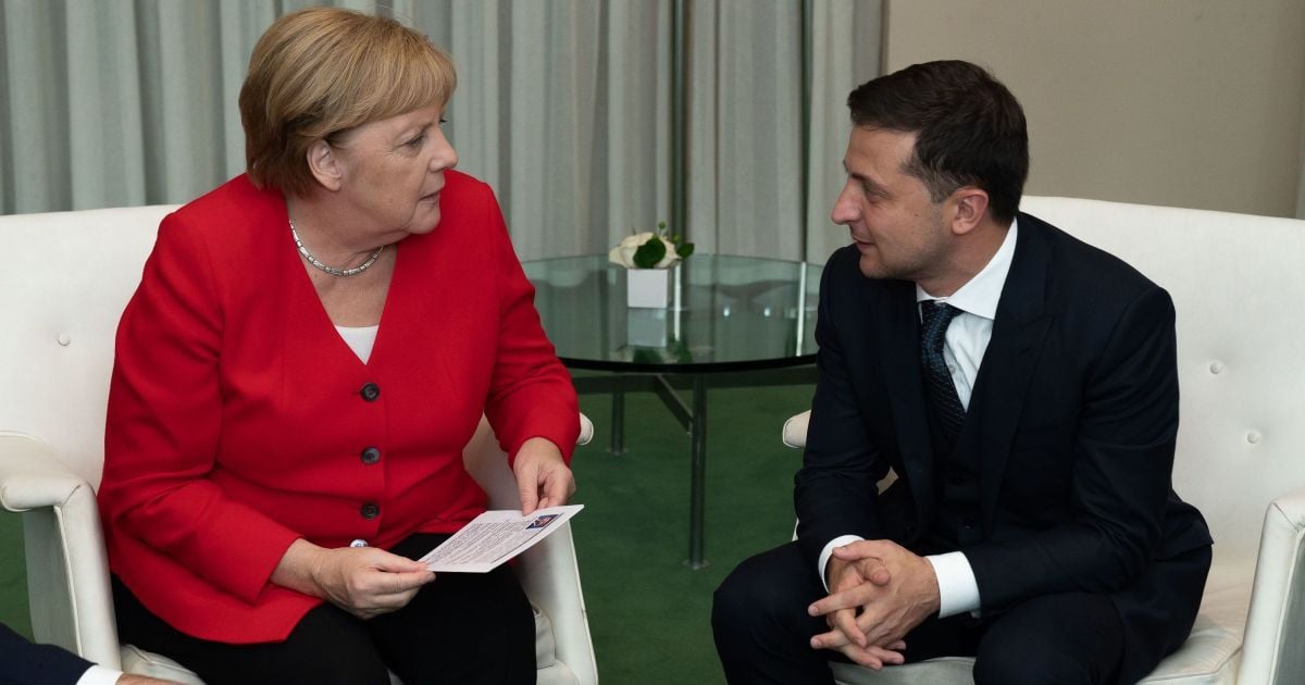Під час переговорів із президентом України Меркель дали листочок із запитаннями і фото Зеленського