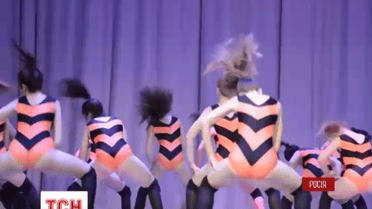 Следственный комитет России проверяет откровенный танец российских школьниц
