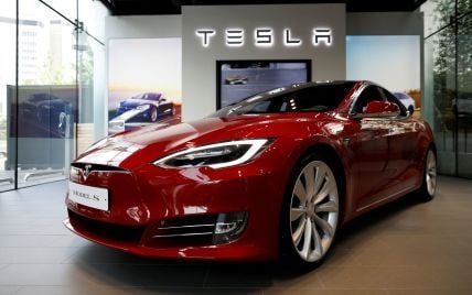 Электрокары Tesla начали "пукать" после обновлений